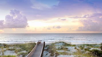 Am Strand, Liegestühle, Sonnenschirme, Strandtücher