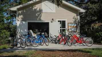 Un bâtiment avec une porte de garage, des vélos garés devant et une enseigne avec des caractères japonais.