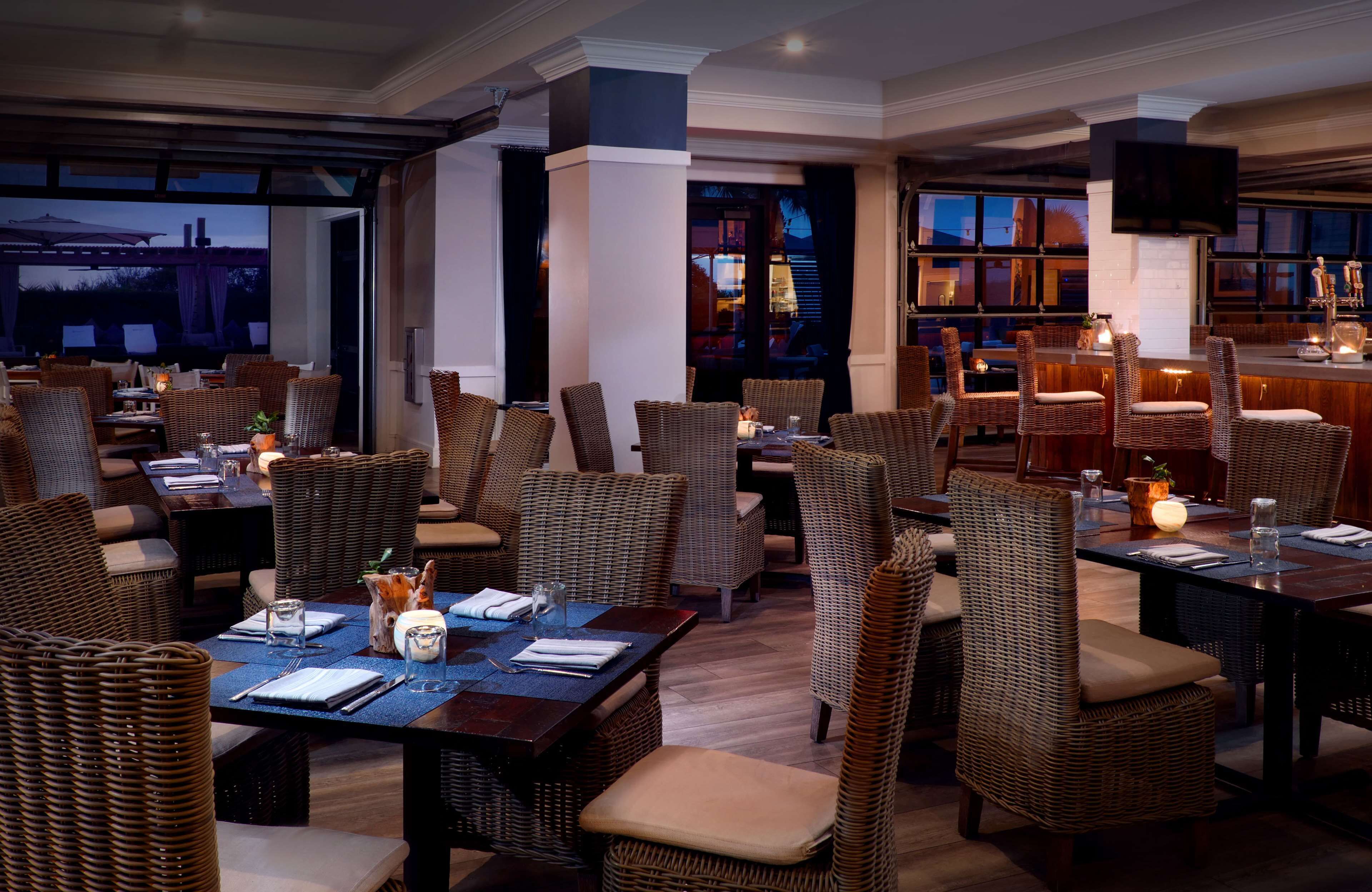 5 restaurants, breakfast, lunch, dinner served; seafood