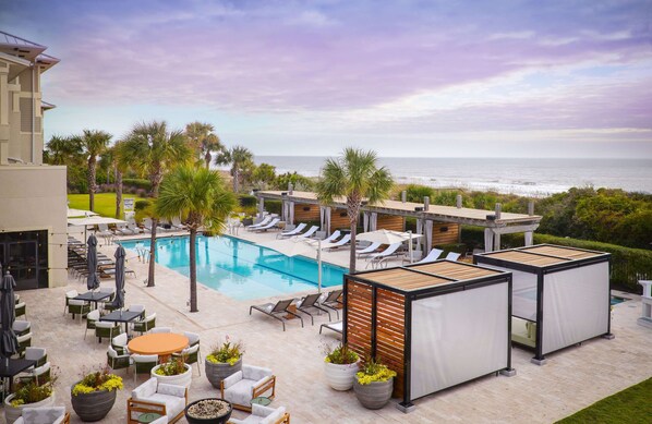 Outdoor pool, cabanas (surcharge), pool umbrellas - Jekyll Ocean Club (Jekyll Island)