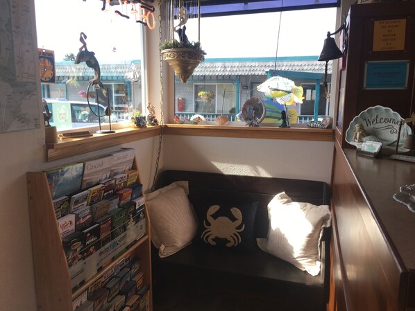 Lobby sitting area - Mermaid Inn (Long Beach)