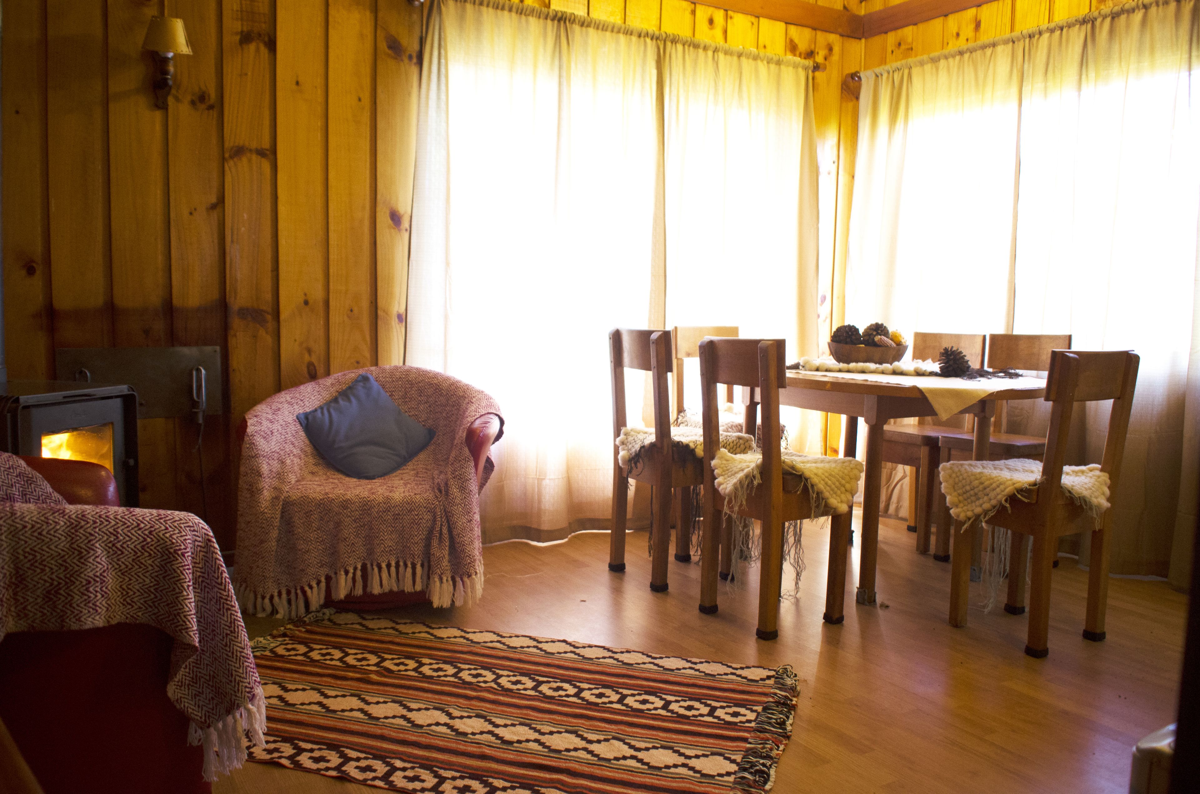 42 吋平面電視連有線電視頻道、電視、乒乓球設施