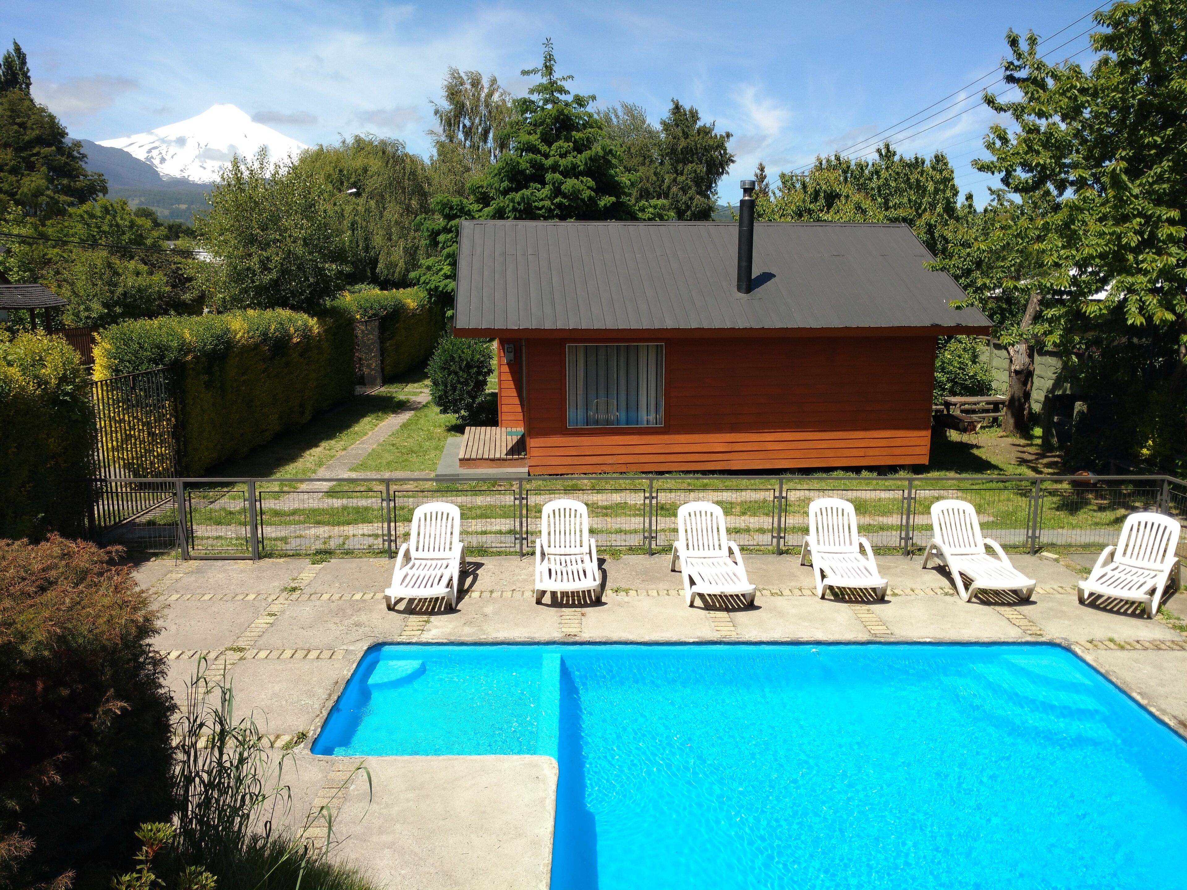 室外游泳池，10:00 至 22:00 开放，池畔遮阳伞，日光浴躺椅