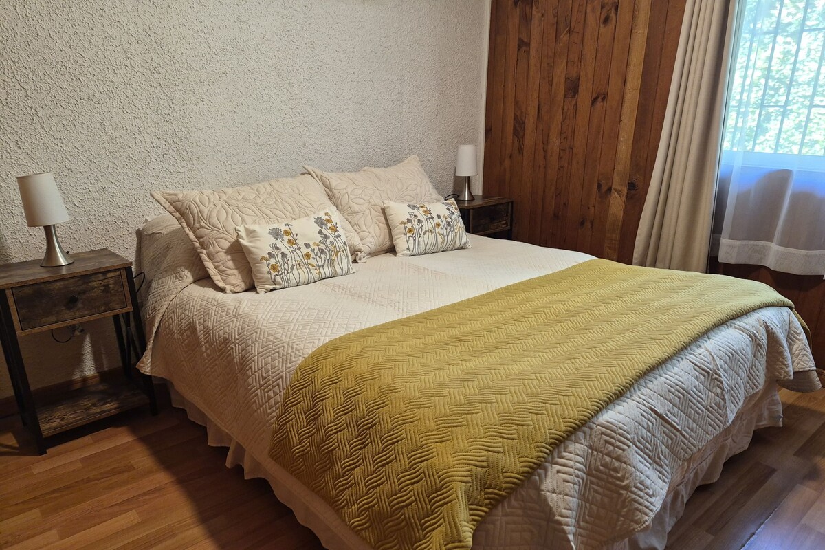 Cabaña estándar, 3 habitaciones, baño privado | Espacio para trabajar con un portátil, cortinas opacas, ropa de cama