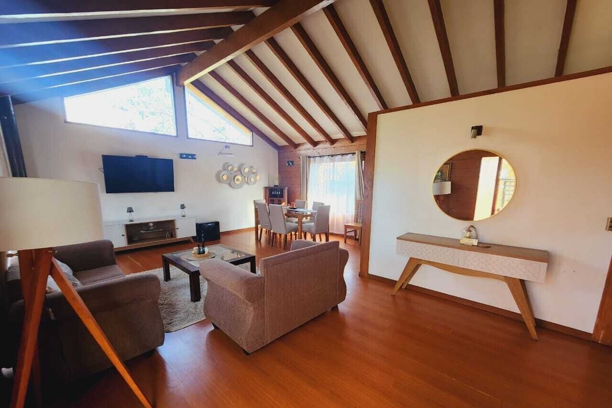 Cabaña estándar, 4 habitaciones | Zona de estar | Televisión de pantalla plana de 42 pulgadas con canales por cable