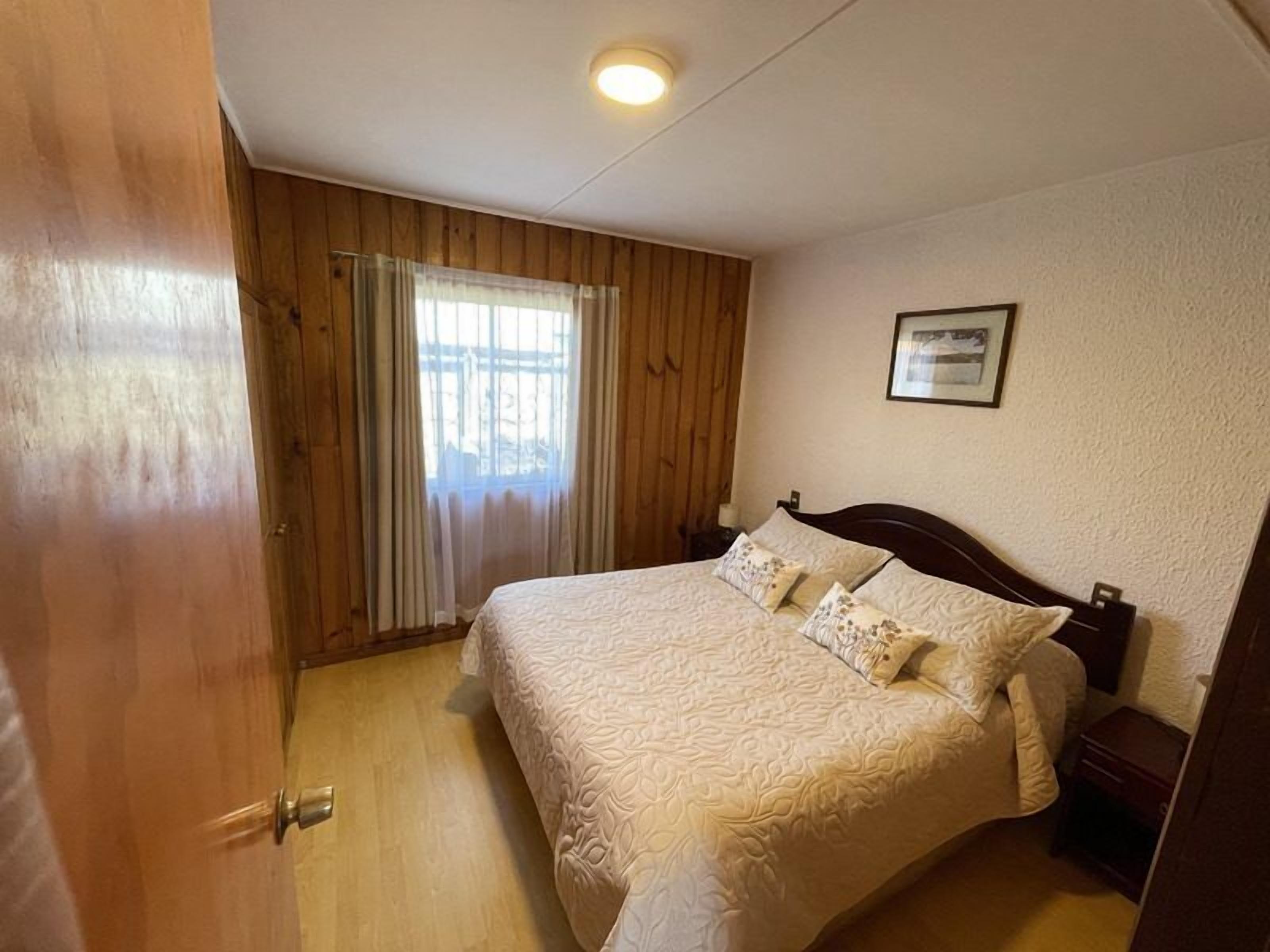 笔记本电脑工作区、遮光窗帘、床单