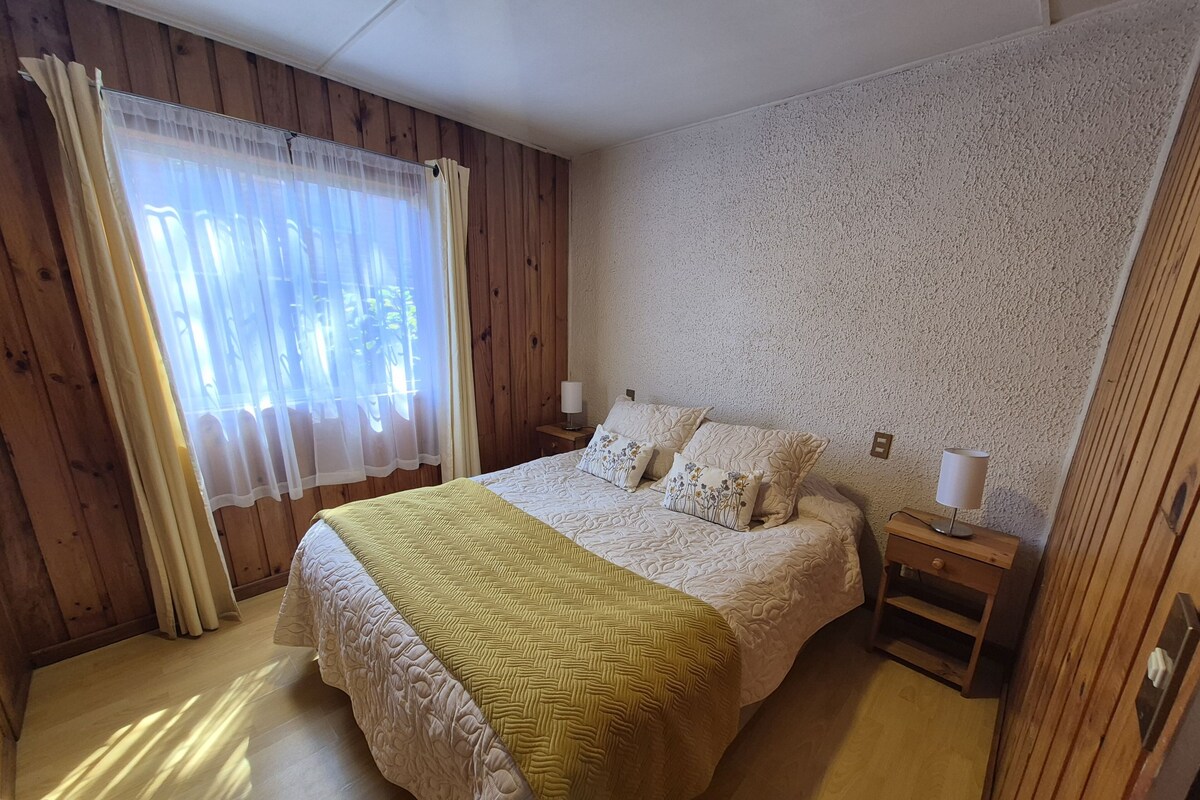 Cabaña estándar, 2 habitaciones, baño privado | Espacio para trabajar con un portátil, cortinas opacas, ropa de cama