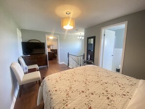 Individually decorated, individually furnished, desk, laptop workspace - Butterfly Manor Bed & Breakfast (Niagara Falls)