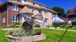 Unclassified image, 3 of 53, button - Butterfly Manor Bed & Breakfast (Niagara Falls)