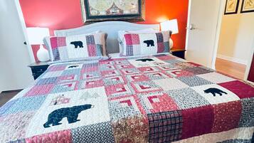 Standard Room, 1 King Bed | Individually decorated, individually furnished, desk, laptop workspace