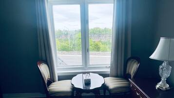 Design Room, 1 King Bed | Individually decorated, desk, free WiFi