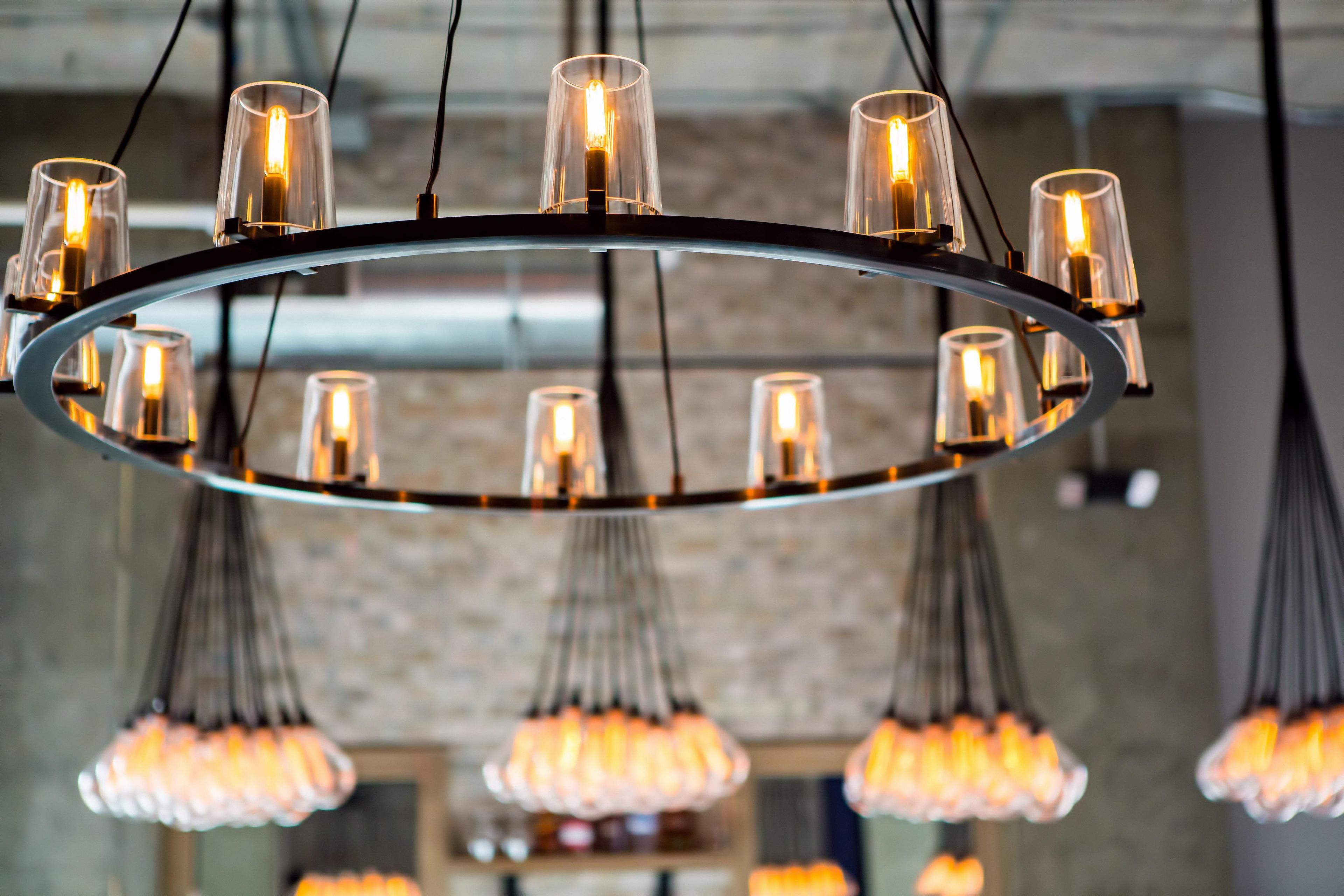 Un candelabro moderno con múltiples bombillas.