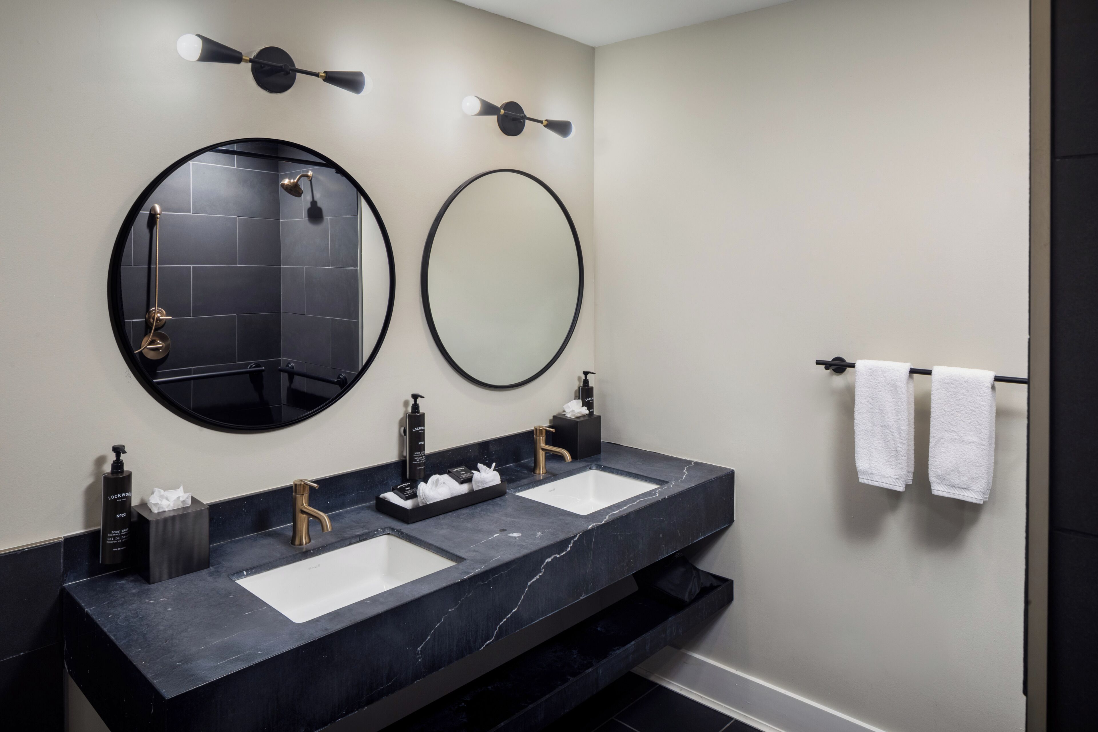 Quarto, 1 cama King, acessível (Roll-In Shower, Mobility & Hearing) | Banheiro | Produtos de toalete de grife, secador de cabelo, toalhas de banho 