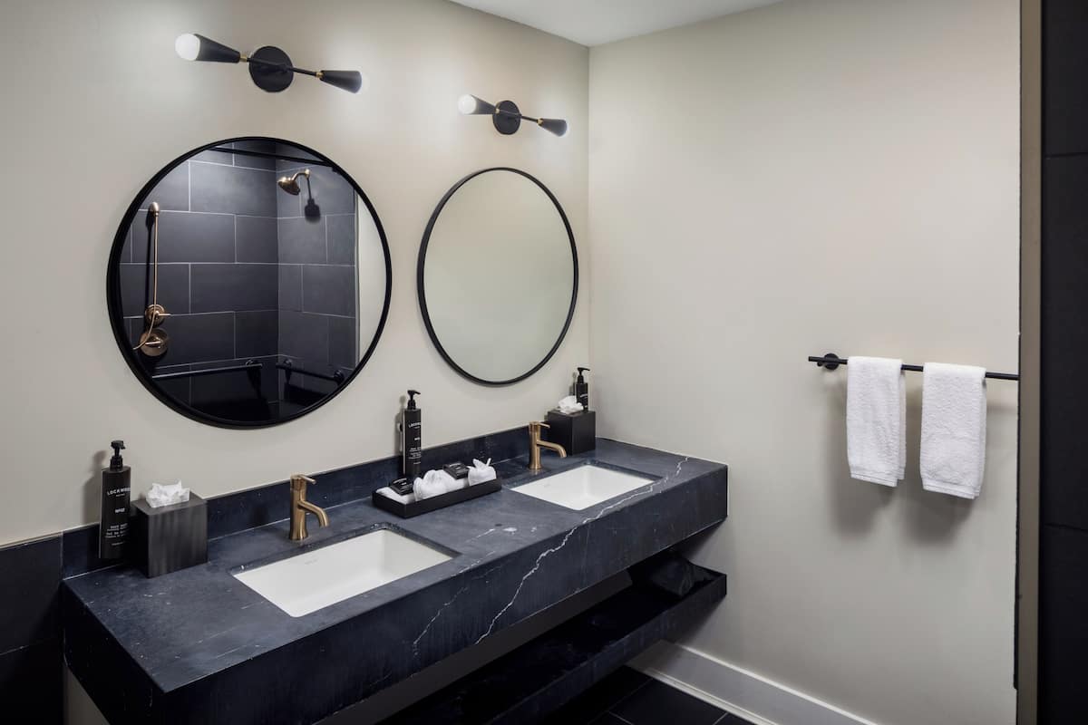 Habitación, 1 cama King size (Roll-In Shower, Mobility & Hearing) | Baño | Amenidades de baño de diseñador, secadora de cabello, toallas, jabón