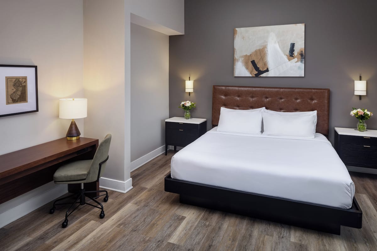 Suite, 1 cama King size | Caja de seguridad en la habitación y escritorio