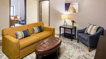 Suíte, 1 cama King (Edison) | Sala de estar | TV de tela plana