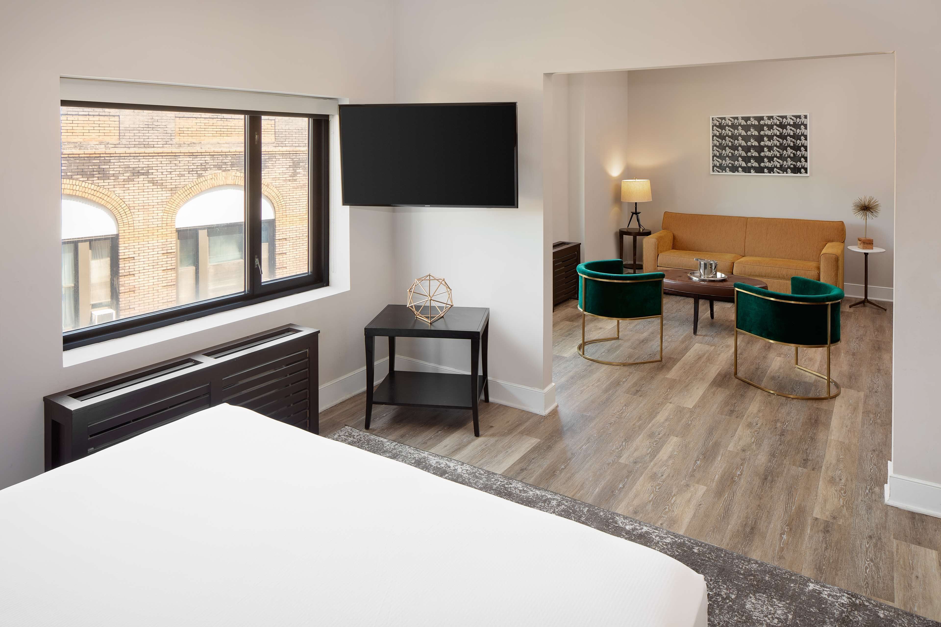 suite, 1 king bed | living area | flat-screen tv