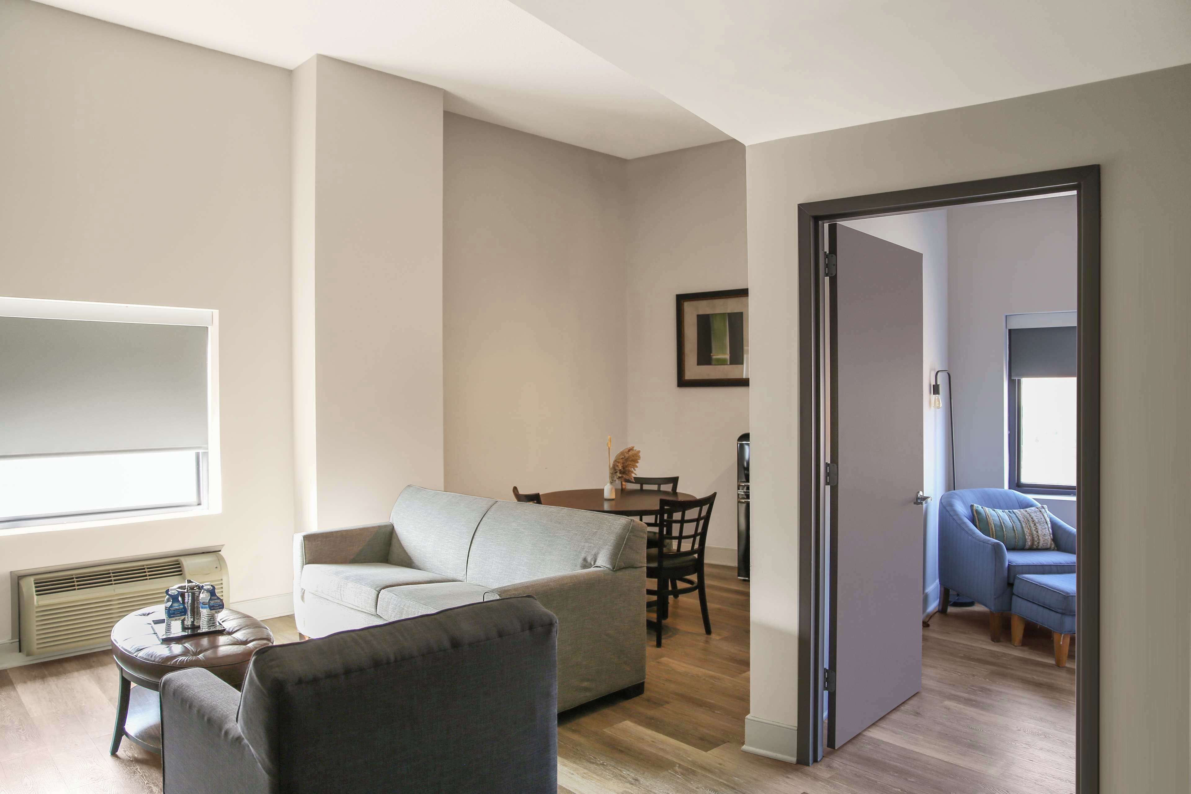 套房, 1 张特大床 (Edison) | 起居区 | 平板电视