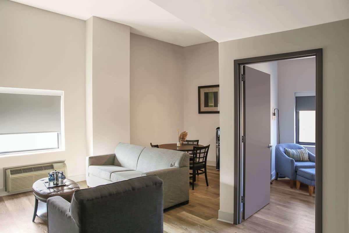 Svit - 1 kingsize-säng (Edison) | Vardagsrum | Platt-tv