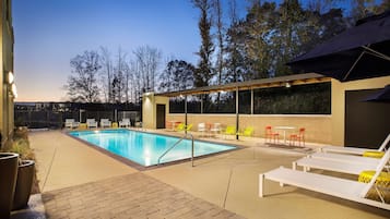 Piscina externa, funciona das 9h às 21h, espreguiçadeiras