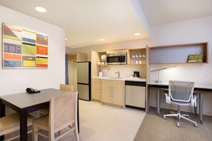 Hypo-allergenic bedding, in-room safe, desk, laptop workspace - Home2 Suites by Hilton Oxford (Oxford)