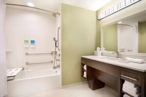 Kombinasi shower/bathtub dan perlengkapan mandi gratis