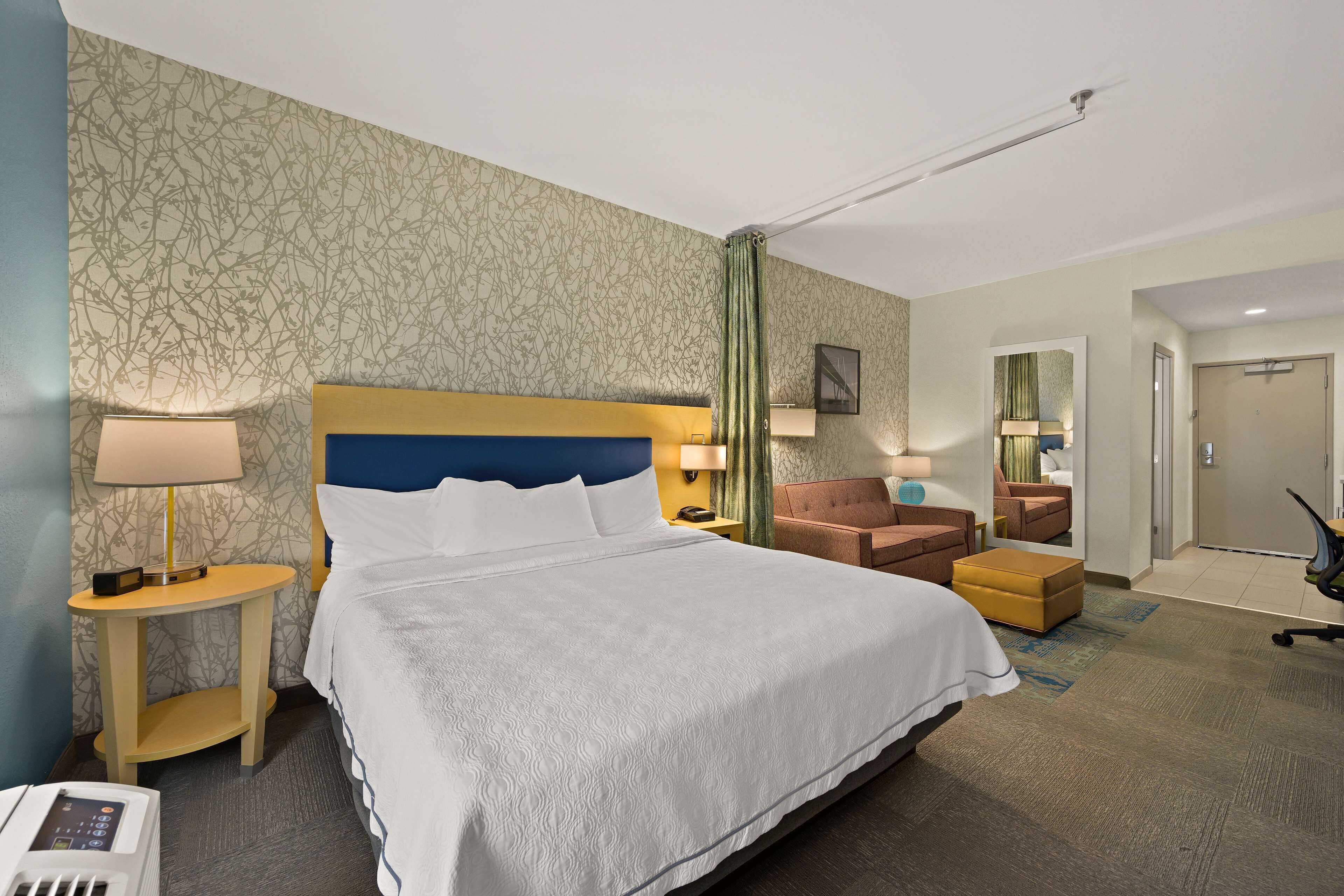 studio, 1 king bed, non smoking | living area | lcd tv