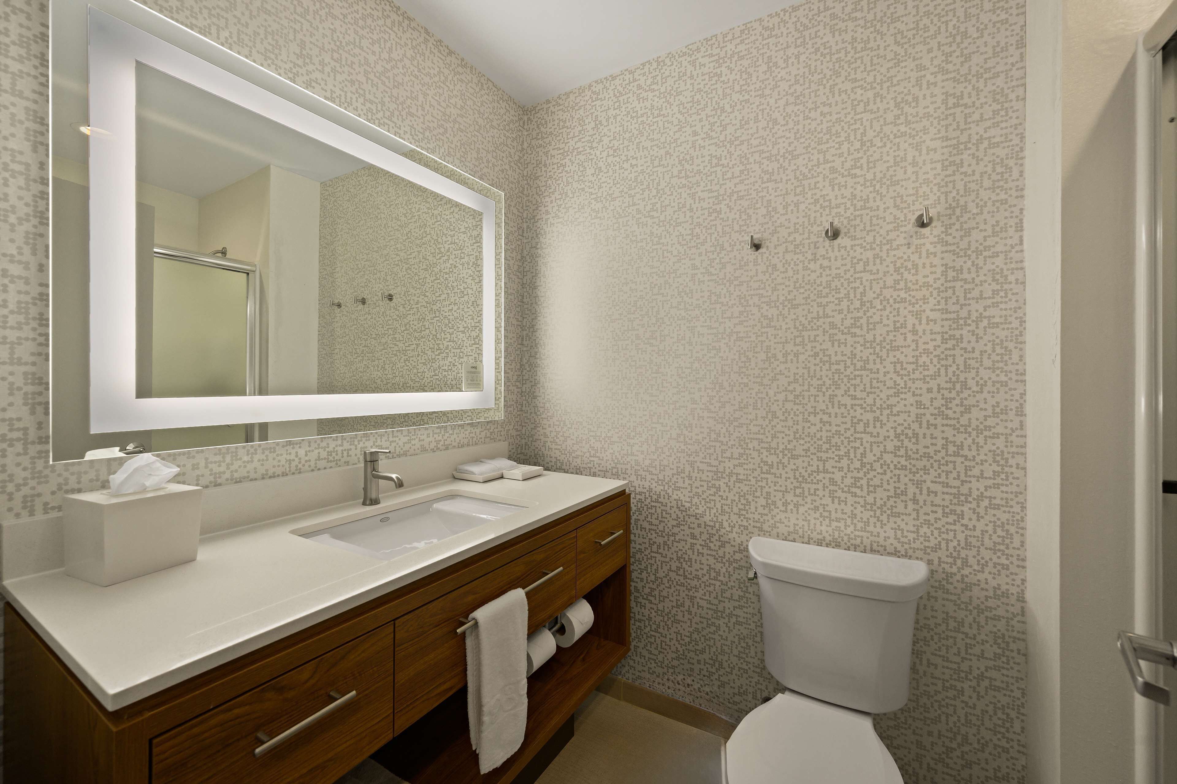 studio, 1 king bed, non smoking | bathroom | shower, free toiletries, hair dryer, towels