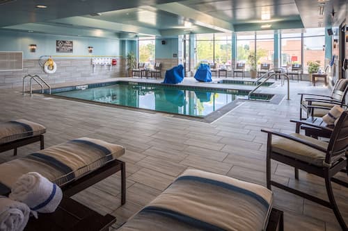 Indoor pool, pool loungers
