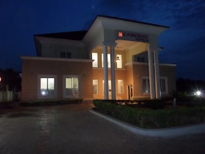 Fassade der Unterkunft – Abend/Nacht