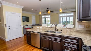 Luxury House, 3 Bedrooms, Ocean View | Private kitchen | Full-size fridge, microwave, oven, stovetop