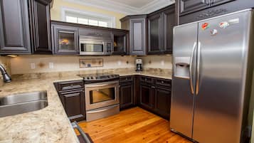 Luksustalo, 3 makuuhuonetta, valtamerinäköala | Yksityinen keittiö | Täysikokoinen jääkaappi, mikroaaltouuni, uuni, liesi