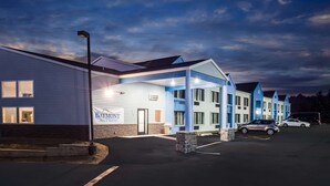 A Baymont Inn & Suites building with a parking lot and a few cars parked. - Baymont by Wyndham Appleton (Appleton)