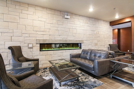 Lobby sitting area. Cobblestone Inn & Suites at UW Stout Downtown Menomonie