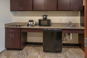 Suite, varias camas, para no fumadores | Cocineta privada | Refrigerador, microondas y cafetera y tetera 