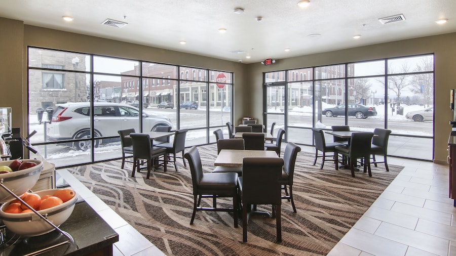 Cobblestone Inn & Suites at UW Stout Downtown Menomonie