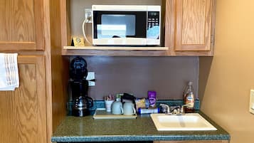 Standard Cabin, 1 Queen Bed | Private kitchenette | Fridge, microwave, coffee/tea maker