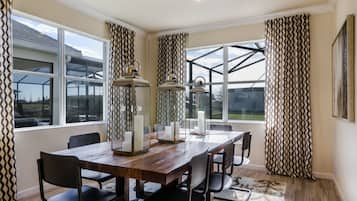 Deluxe House, 5 Bedrooms | In-room dining