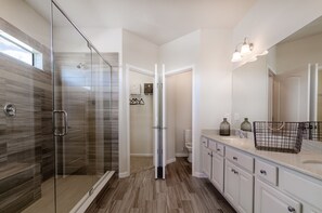 Maison Deluxe, 5 chambres | Salle de bain | Ensemble baignoire-douche, serviettes fournies