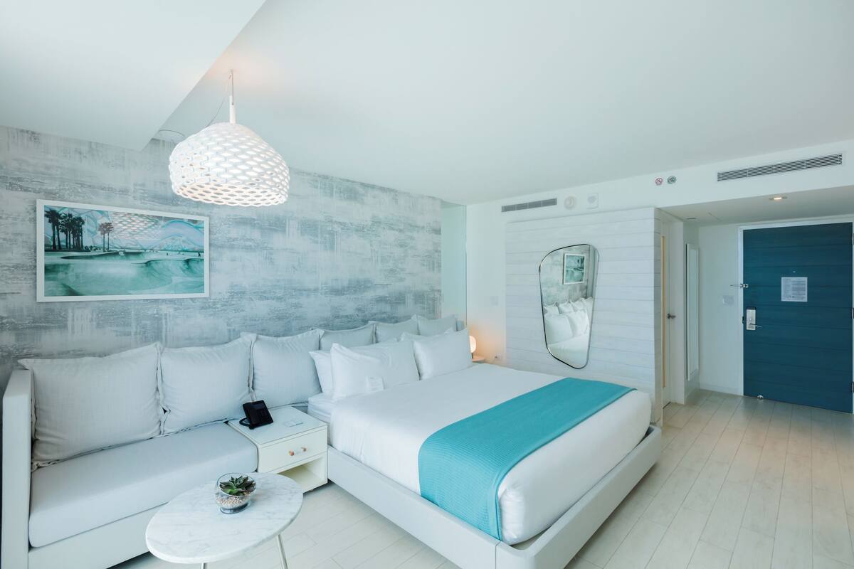 Sengetøy av topp kvalitet, minibar, safe på rommet og skrivebord