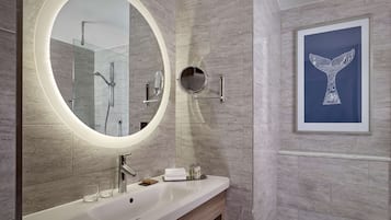 Douche, articles de toilette gratuits, sèche-cheveux