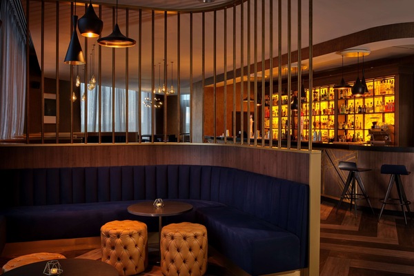 2 bars/lounges