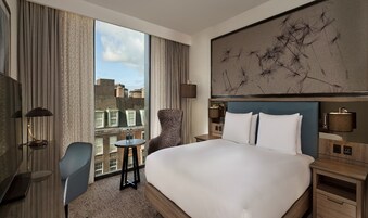 防过敏的被褥、客房内保险箱、办公桌、笔记本电脑工作区