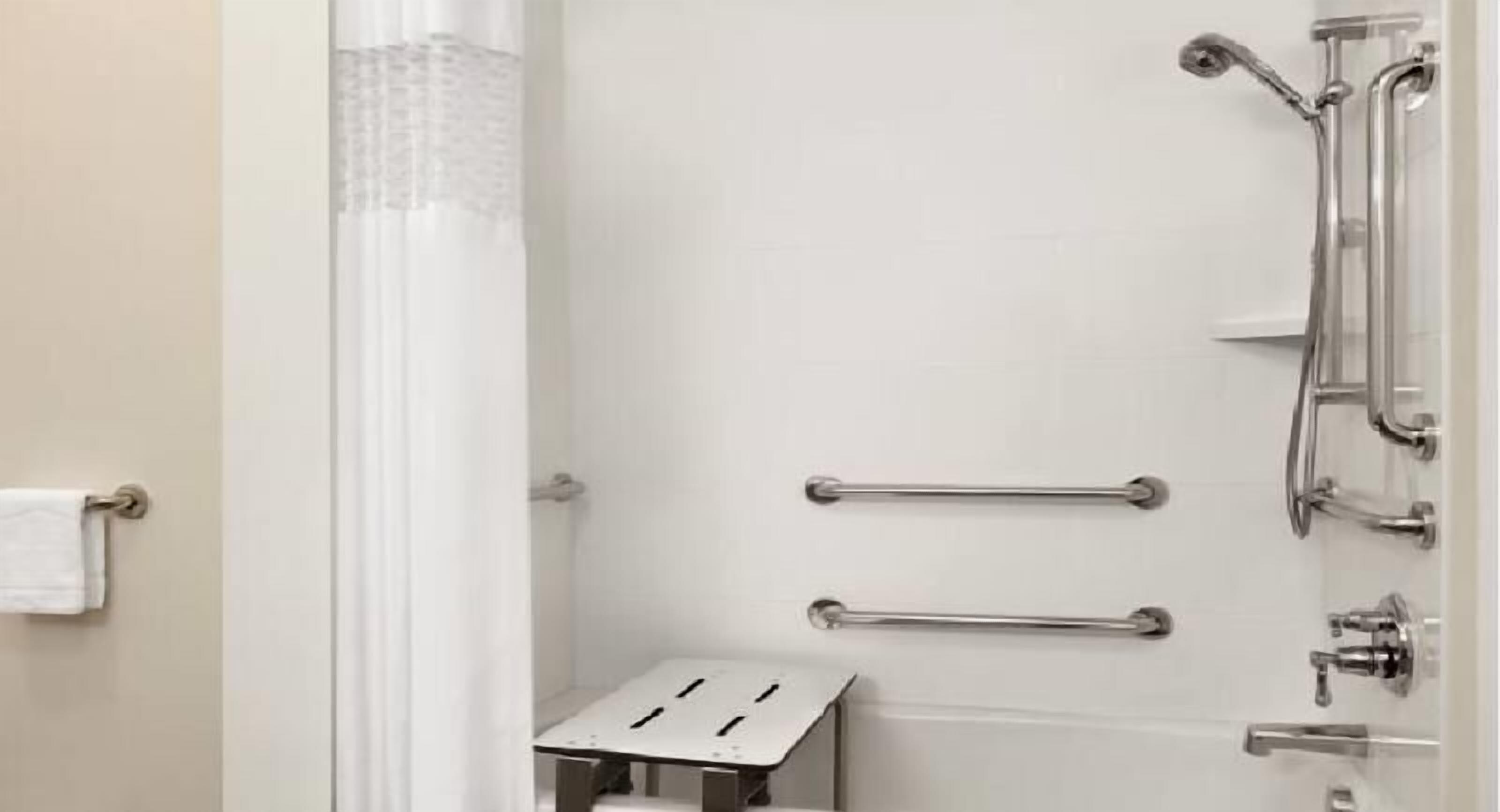 浴室 | 淋浴/盆浴组合、免费洗浴用品、吹风机、毛巾