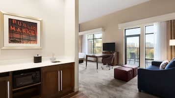 Studio, 1 King Bed with Sofa bed, Refrigerator & Microwave (Wet bar)