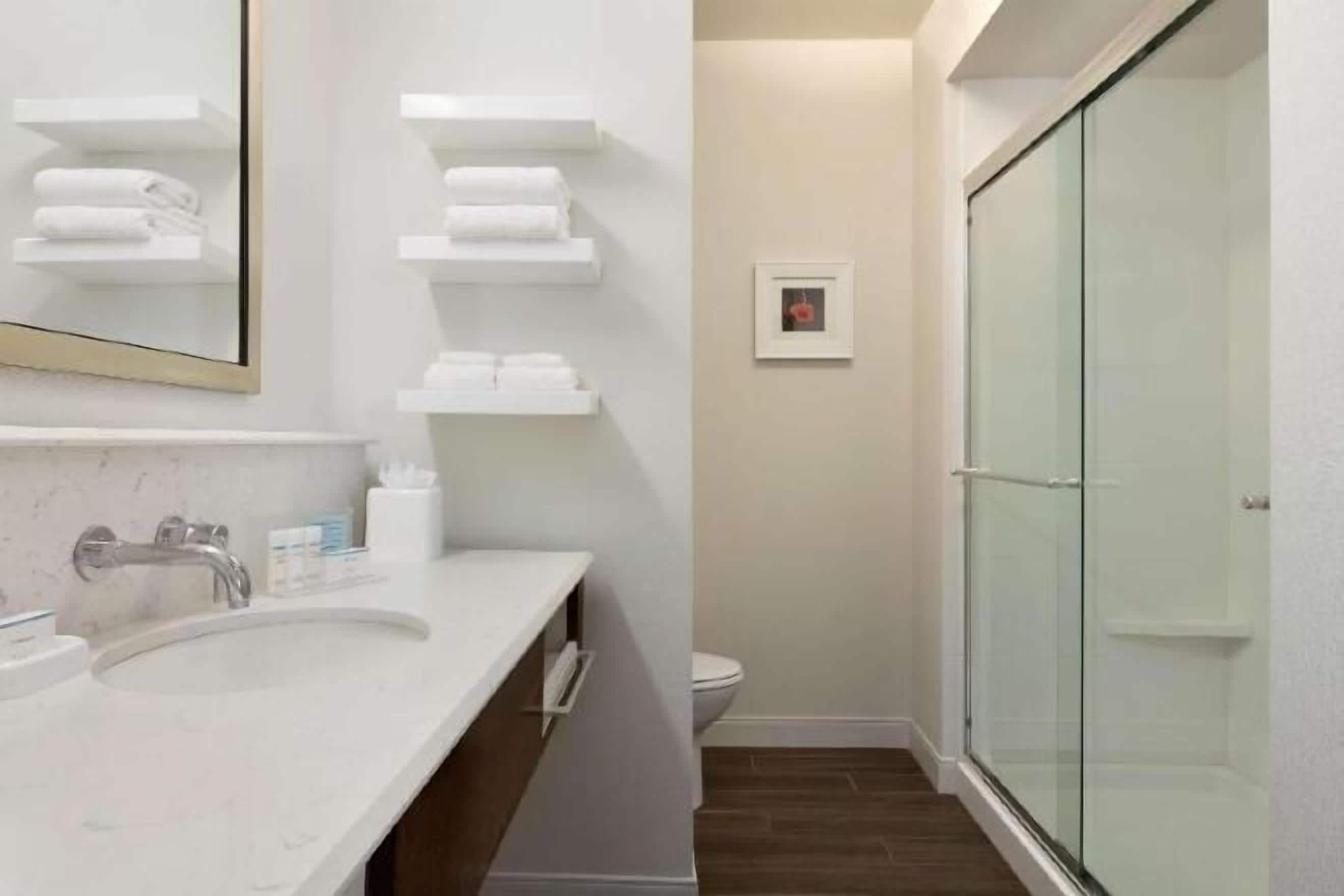 淋浴/盆浴组合、免费洗浴用品、吹风机、毛巾