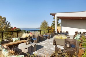 Eine Außenpatio mit Sitzgelegenheit, Meerblick und einem modernen Gebäudebau.