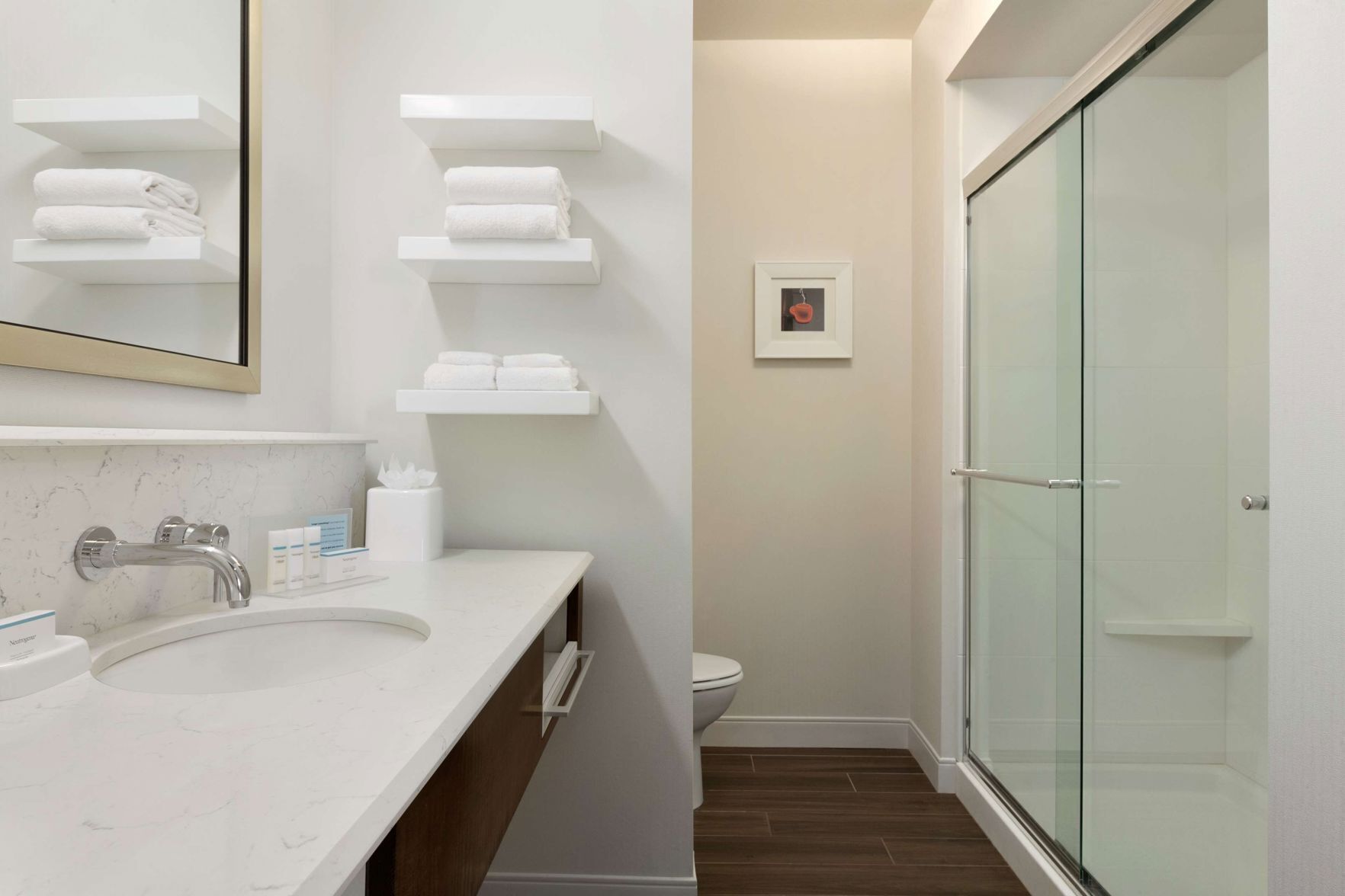 Bathroom | Combined shower/tub, free toiletries, hair dryer, towels