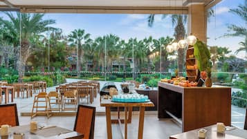 4 restaurants, spécialités Cuisine locale et internationale