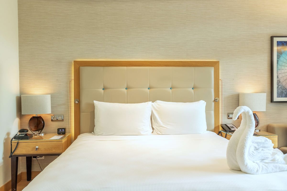 Habitación, 1 cama de matrimonio grande, accesible para personas con discapacidad | 1 dormitorio y ropa de cama de alta calidad